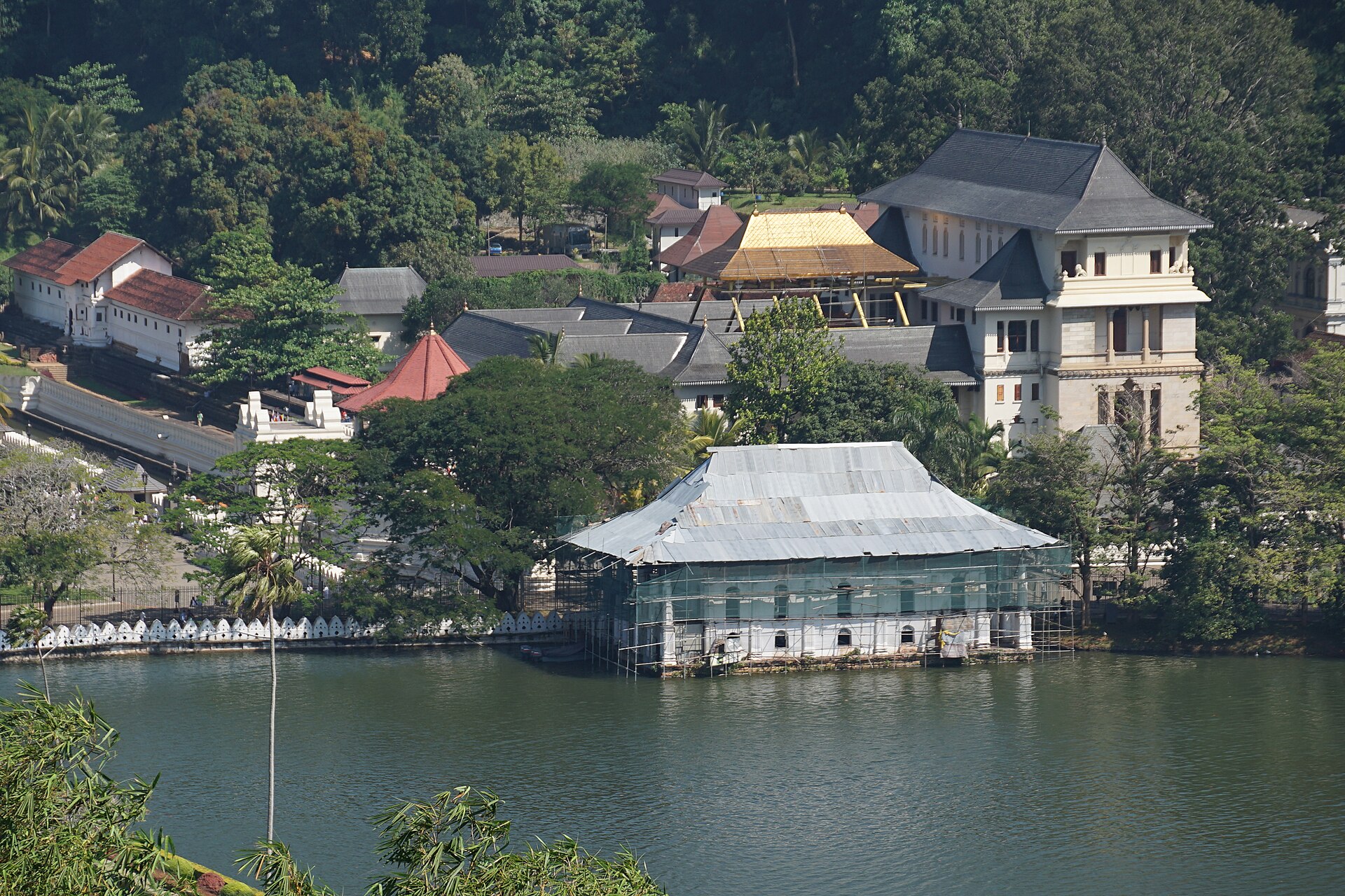 Kandy Lake and the Temple of the Tooth, Kandy